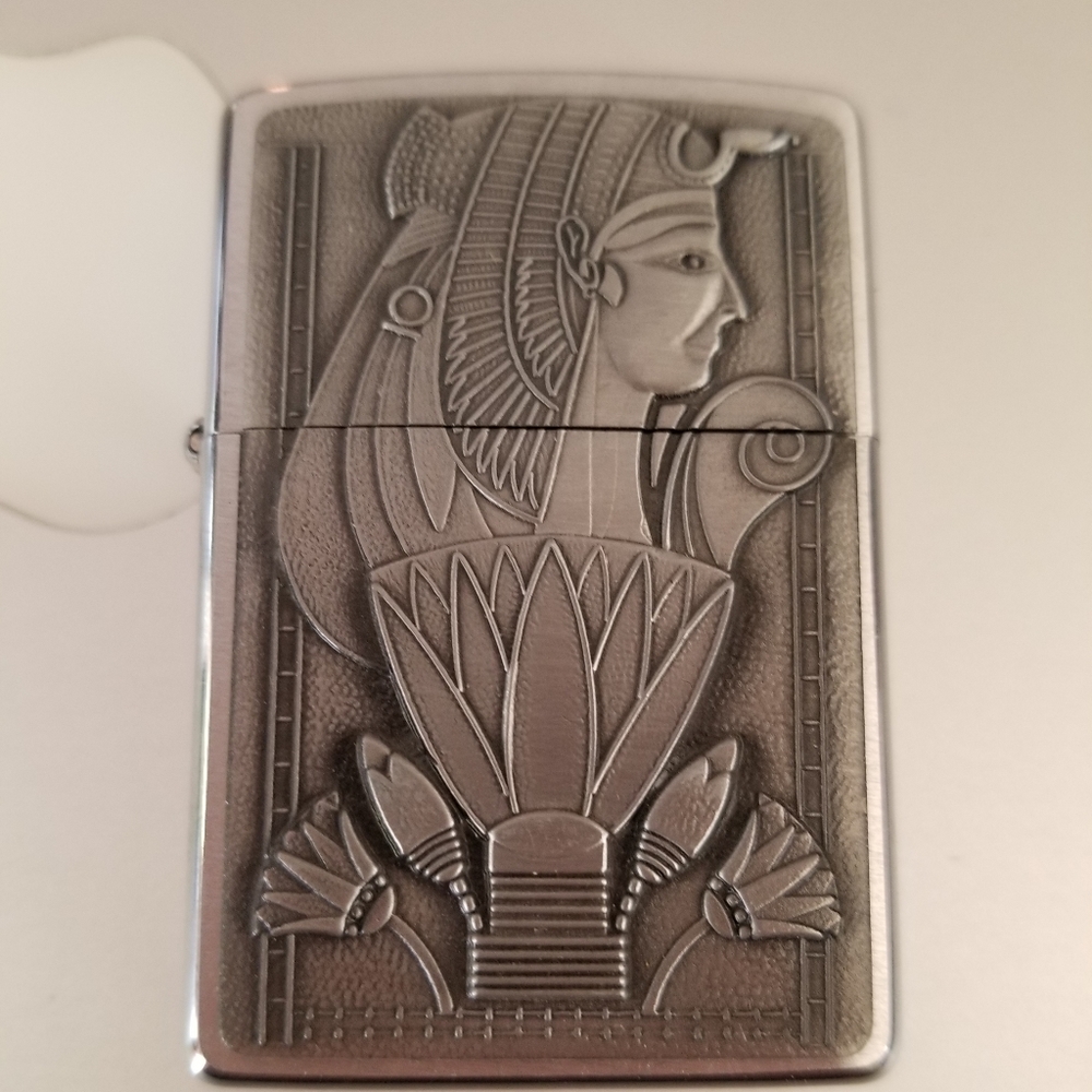 NIB ZIPPO TREASURES THE TOMB QUEEN w FLOWERS L